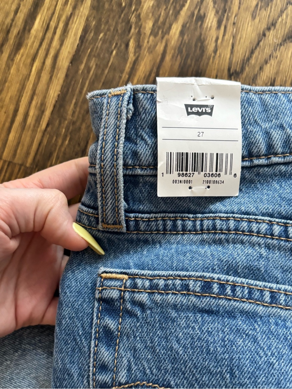 NWT LEVI'S Wedgie Capri Women's Jeans in Next Saturday - Medium Wash - Picture 6 of 6